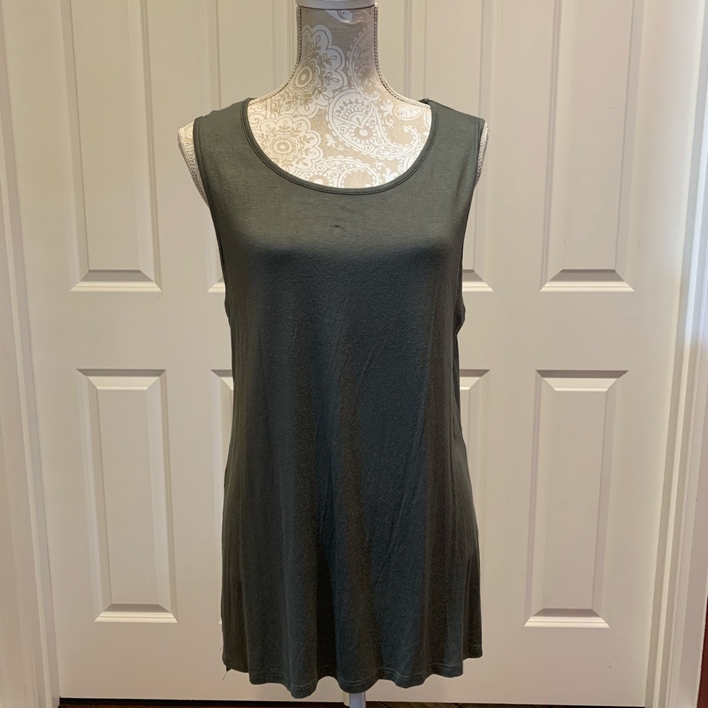 Sleeveless green long top with crocheted Back XL